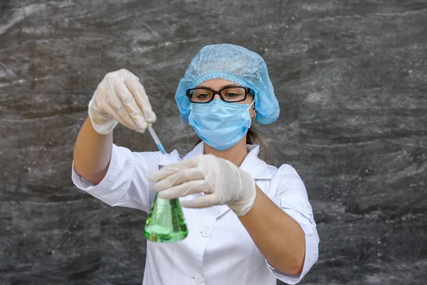 Woman Chemist Making Experiment Test Tube Flask Wearing Medical Coat — Stock Photo, Image