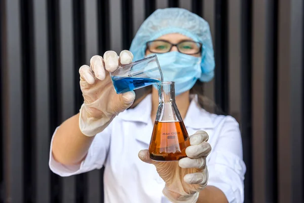 Chemik Ampułką Kobieta Mundurze Ochronnym Pokazująca Wyniki Eksperymentu Szarym Tle — Zdjęcie stockowe
