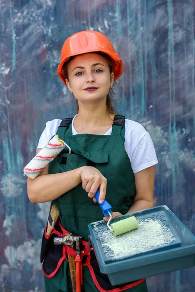 Concepto Renovación Mujer Bata Protectora Con Bandeja Pared Pintura Rodillos — Foto de Stock