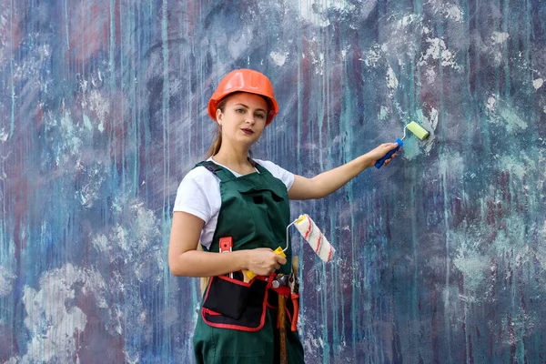 Mujer Bata Pared Pintura Casco Con Rodillo — Foto de Stock