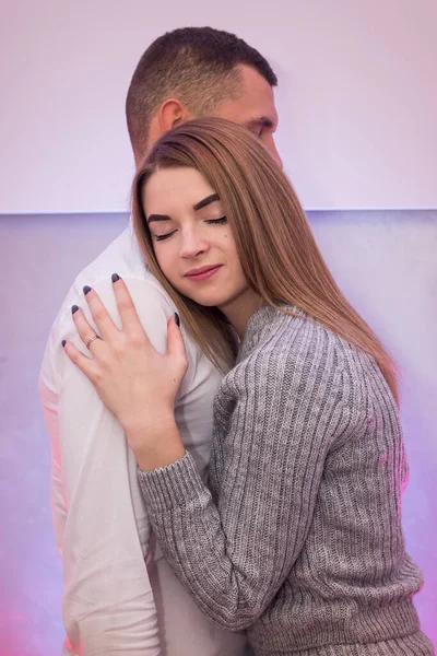 Para Zakochanych Udających Przytulanie Walentynki Pasja Uczucia Między Młodymi Ludźmi — Zdjęcie stockowe
