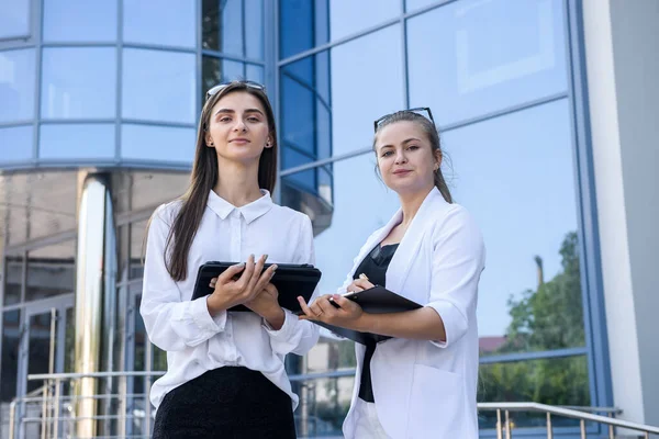 Két Sikeres Fiatal Üzletasszony Táblagéppel Irodaház Közelében — Stock Fotó