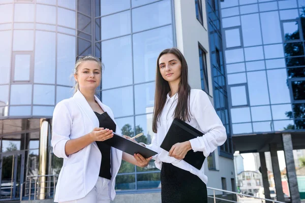 Dwie Młode Biznesmenki Pozujące Przed Budynkiem Biurowym Kobiety Przedsiębiorstwa — Zdjęcie stockowe