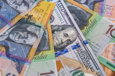 Amerikan doları banknotu ve renkli Avustralya doları.