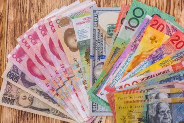 Ahşap masada renkli banknotlar.