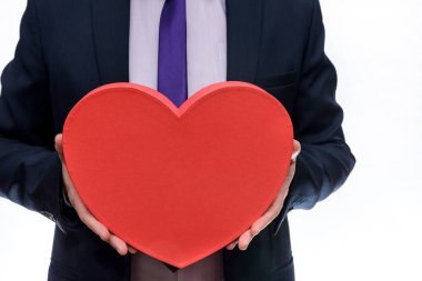 Kırmızı kalp erkeğin ellerinde. Yaklaş.