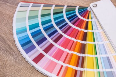 Ahşap masadaki renkli kumaş parçası. Yakın çekim.