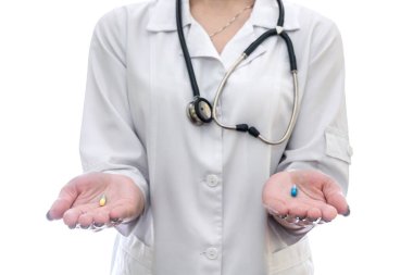 Avuçlarında renkli haplar olan doktor beyaza izole edilmiş.