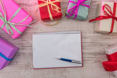 Açık not defterli renkli hediye kutuları. Yeni yıl planlaması. Yeni başlangıç