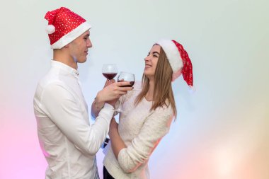 Genç bir adam kız arkadaşına şarap dolduruyor. Sevgililer Günü konsepti