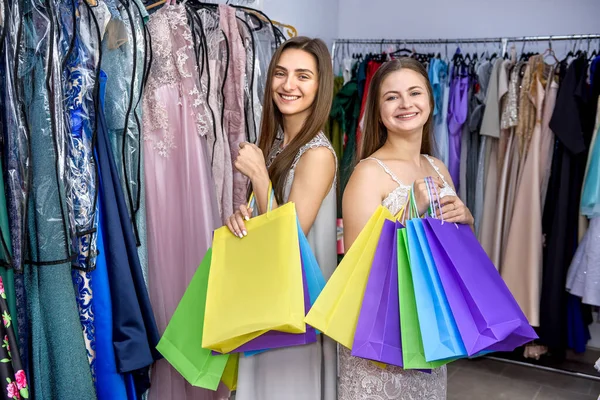 Женщины Сумками Магазине Одежды Улыбаются — стоковое фото
