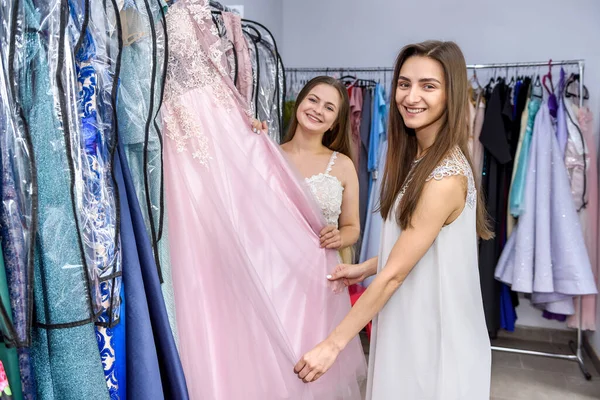 Две Женщины Магазине Одежды Показывают Платья — стоковое фото