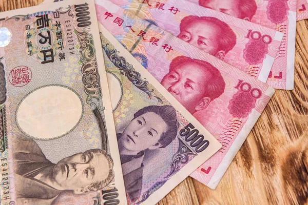 Chinesische Und Japanische Banknoten Fächer Auf Einem Holztisch Großaufnahme — Stockfoto