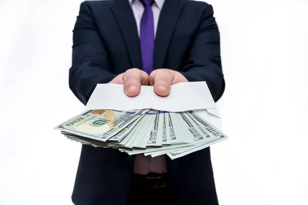 Biznesmen Garniturze Trzymający Kopertę Banknotami Dolarowymi — Zdjęcie stockowe