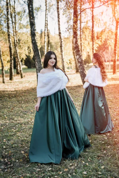 Damer Eleganta Gröna Klänningar Promenader Höstparken Brunett Flicka Drömmande Unga — Stockfoto