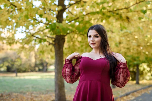 아름다운 드레스를 공주님 공원에 있습니다 배경은 황금빛 가을의 특성입니다 — 스톡 사진