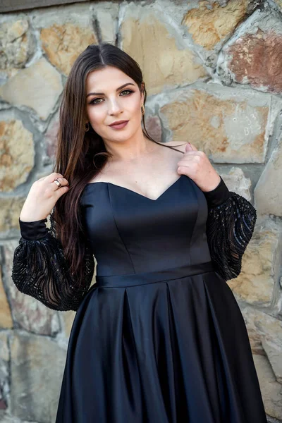 Mujer Sonriente Moda Vestido Negro Sobre Fondo Ladrillo Moda — Foto de Stock