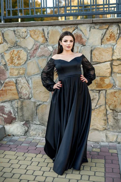 Mujer Sonriente Moda Vestido Negro Sobre Fondo Ladrillo Moda — Foto de Stock