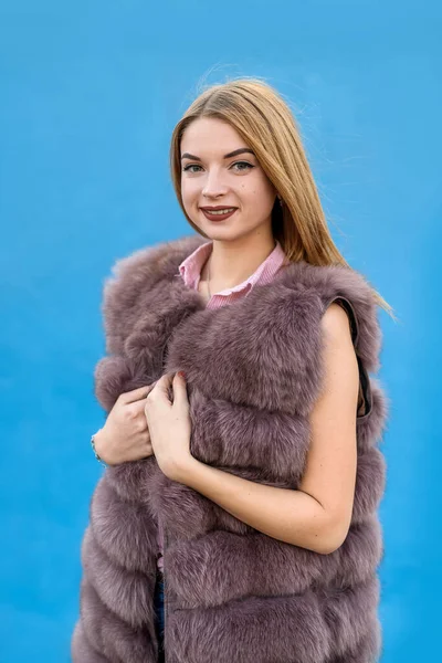 Stijlvolle Jonge Vrouw Bontjas Blauwe Muurachtergrond Schoonheid Mode — Stockfoto
