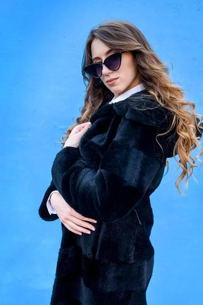 Mujer Joven Con Estilo Abrigo Piel Sobre Fondo Pared Azul — Foto de Stock