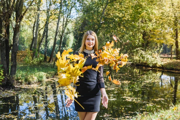 Belle Jeune Étudiante Robe Noire Tenant Bouquet Feuilles Dans Parc — Photo