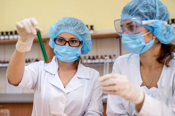 Chemische Experimente Zwei Frauen Schutzuniform Mit Reagenzgläsern Labor — Stockfoto