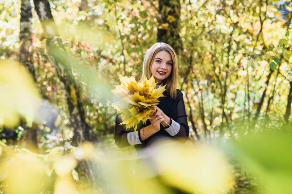 Belle Jeune Étudiante Robe Noire Tenant Bouquet Feuilles Dans Parc — Photo