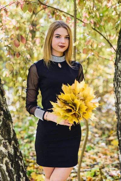 Krásná Mladá Studentka Černých Šatech Drží Kytici Listí Podzimním Parku — Stock fotografie
