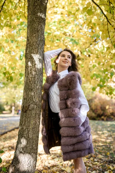 Woman Wearing Fashionable Fur Coat Walking Autumn Park — Stock Photo, Image