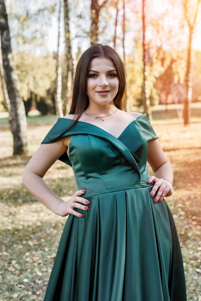 Młoda Kobieta Nosi Modną Zieloną Sukienkę Spacerując Jesiennym Parku — Zdjęcie stockowe