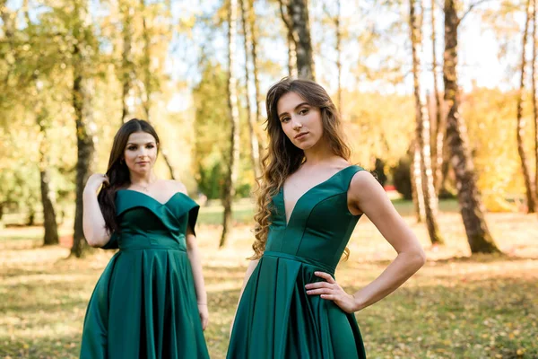 Senhoras Elegantes Vestidos Verdes Andando Parque Outono Menina Morena Dreamy — Fotografia de Stock