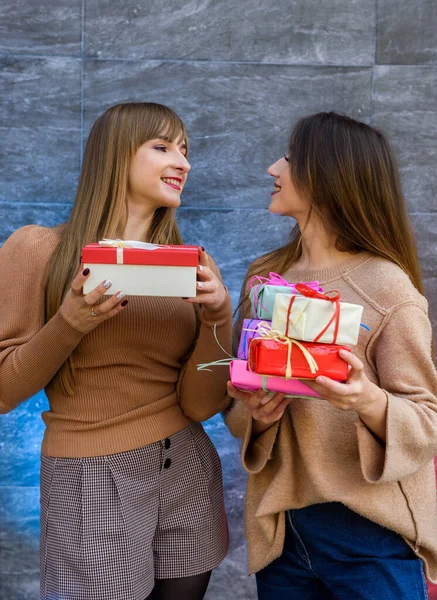 Дві Дівчинки Тримають Коробку Подарунками Святкування Нового Року Різдва Дня — стокове фото
