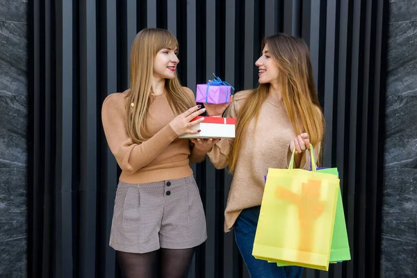 Счастливые Женщины Подарками Сумками Покупок Ходят Городской Улице Новогодние Рождественские — стоковое фото