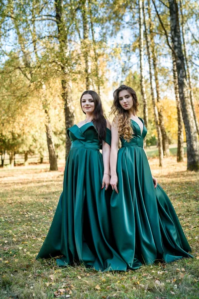 Señoras Vestidos Verdes Elegantes Caminando Parque Otoño Chica Morena Chicas — Foto de Stock