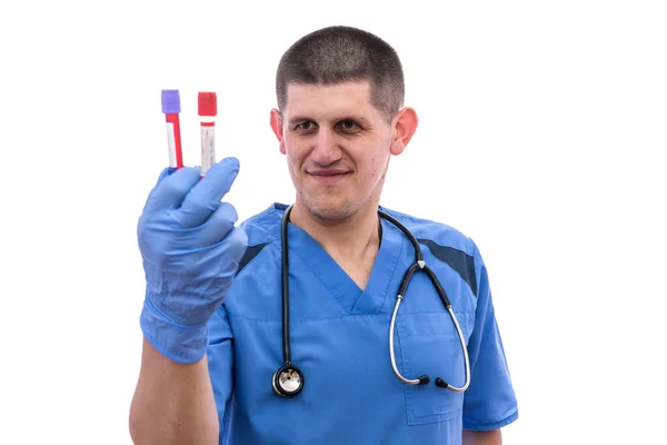 Beyaz Arka Planda Kan Testi Tüpü Tutan Doktor Kan Tüpünü — Stok fotoğraf