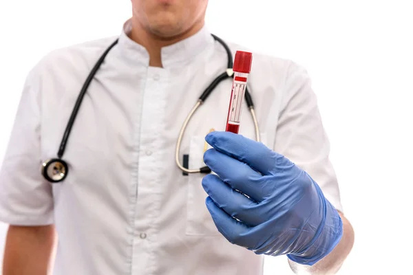 Genç Doktor Elinde Kırmızı Ilaçla Beyaz Ampulü Tutuyor — Stok fotoğraf
