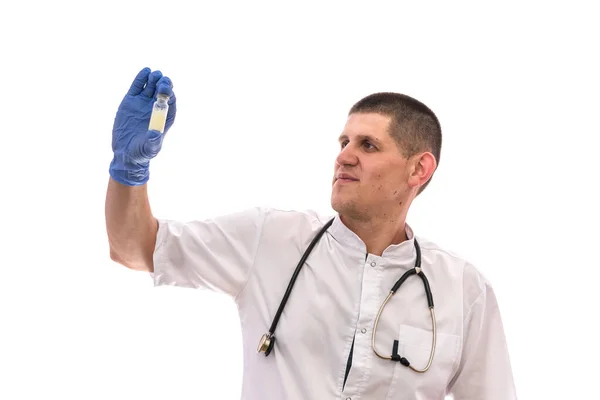 白い上に隔離された医学と手袋の保持アンプルの医師 — ストック写真
