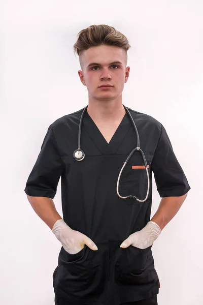 Молодий Лікар Стетоскопом Темній Медичній Формі Позує Ізольовано Білому — стокове фото