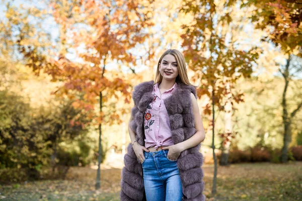 Mulher Moda Menina Sorridente Casaco Peles Posin Parque Outono Com — Fotografia de Stock