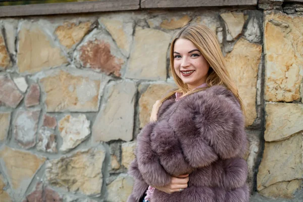 Donna Elegante Pelliccia Posa All Aperto Sulla Strada Della Città — Foto Stock