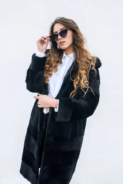 Mujer Moda Abrigo Piel Gafas Sol Posando Aire Libre — Foto de Stock