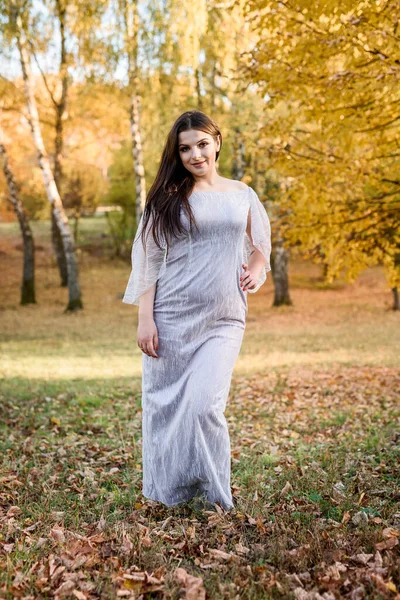 Kvinna Elegant Aftonklänning Poserar Höstparken Solljus Träd Gula Färger — Stockfoto
