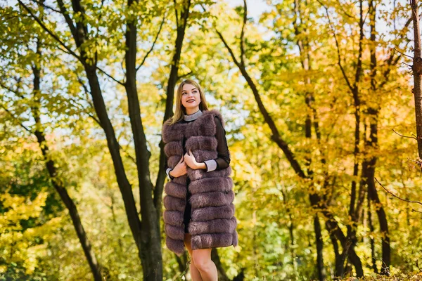 Женщина Моды Улыбающаяся Девушка Меховом Пальто Позена Осеннем Парке Деревьями — стоковое фото