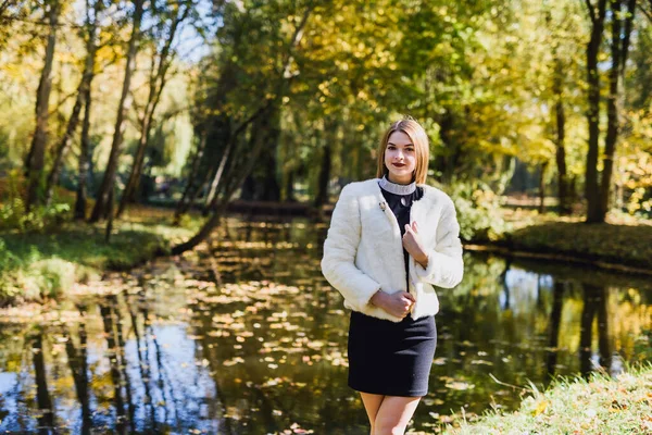 Giovane Magra Donna Vestita Nero Giacca Pelliccia Posa Nel Parco — Foto Stock