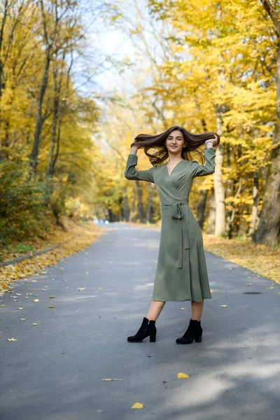 Portrait Femme Brune Robe Verte Posant Dans Parc Automne — Photo