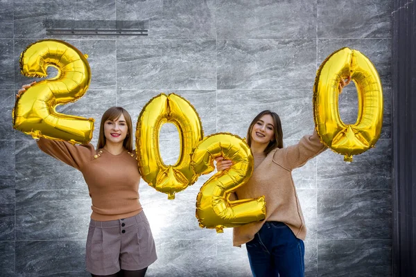 Irmãs Comemorando Novo Ano 2020 Eles Segurando Balões Dourado Celebração — Fotografia de Stock