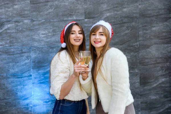 Belle Ragazze Con Bicchieri Champagne Che Celebrano Nuovo Anno Due — Foto Stock