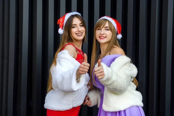 Chicas Bonitas Con Copas Champán Celebrando Año Nuevo Dos Mujeres —  Fotos de Stock