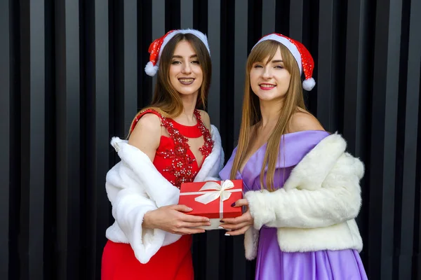 Foto Cerca Mujer Morena Feliz Dando Caja Regalo Amigo Celebración —  Fotos de Stock