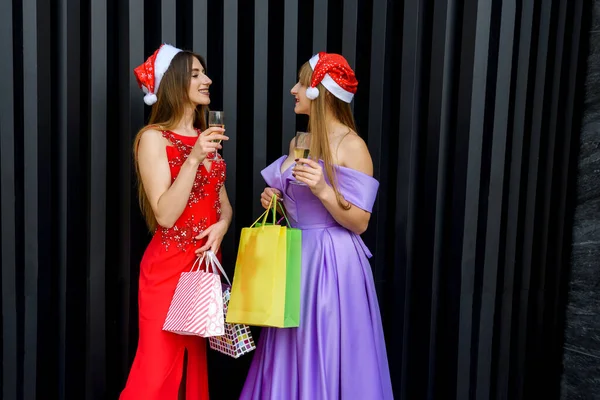 Coppia Donne Abiti Eleganti Che Festeggiano Brindano Alla Festa Capodanno — Foto Stock